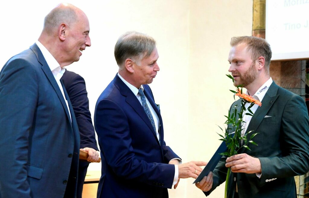 Im Berufsbildungs- und Technologiezentrum Rohr-Kloster übergaben THT-Präsident Stefan Lobenstein (Mitte) und Thüringens Wirtschaftsminister Wolfgang Tiefensee (li.) die Meisterprämie an die besten Meisterinnen und Meister des Jahrgangs.